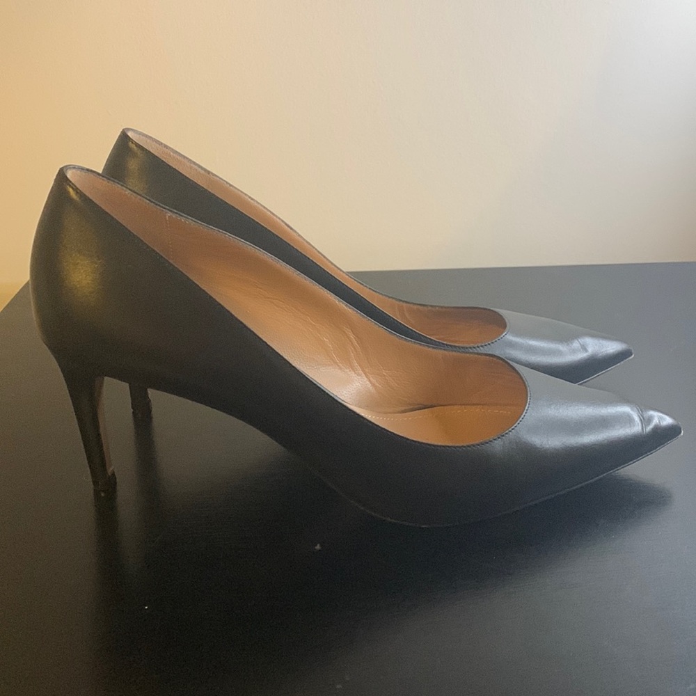 Bally classic pumps.